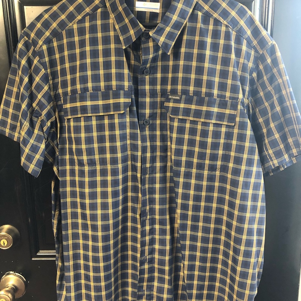 Men’s short sleeve casual shirt. Size extra large. Good condition.